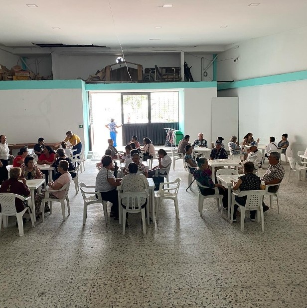 Miembro de Fundación CREEMOS y CRECEMOS orientando y brindando acompañamiento a una persona en un proceso de desarrollo personal.
